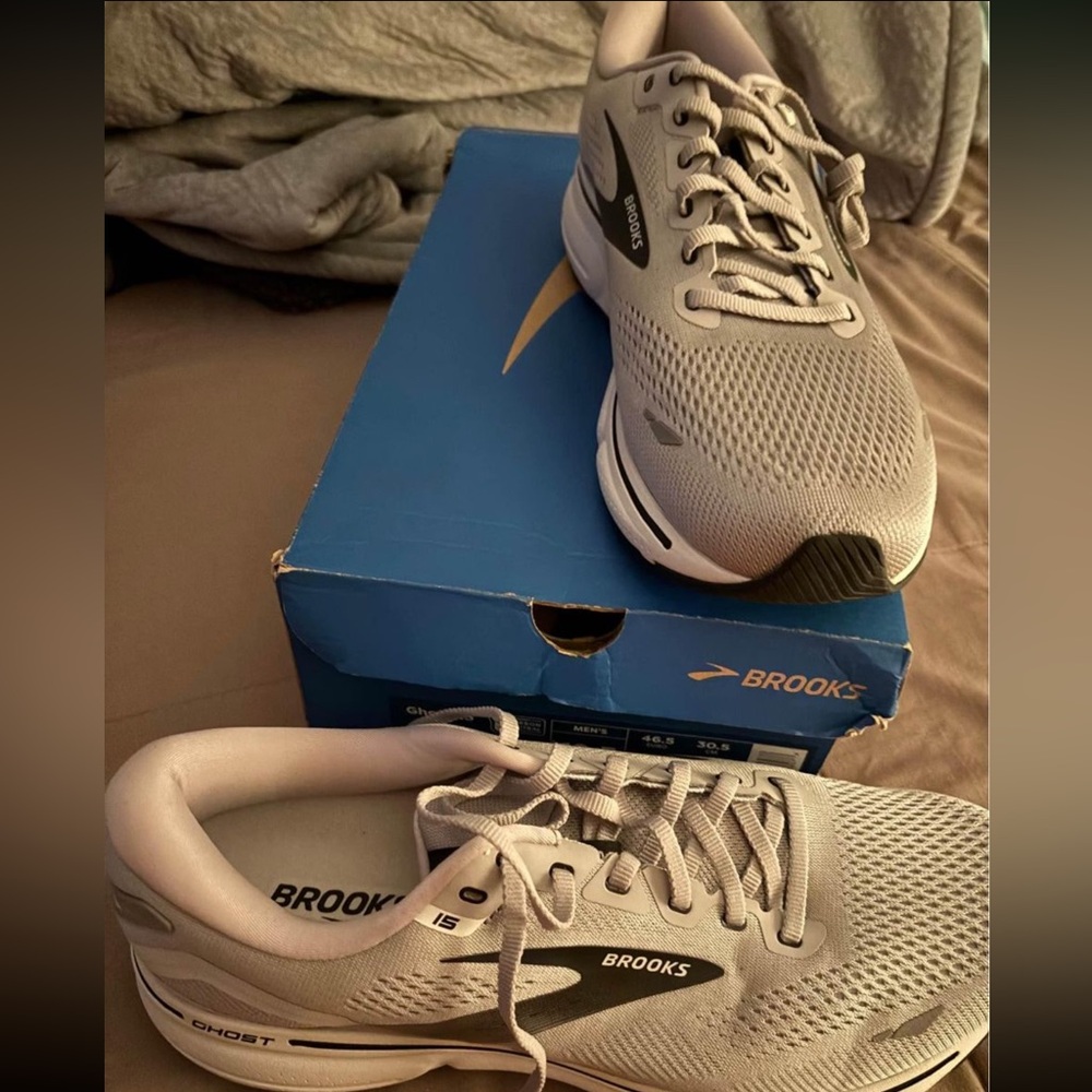 Men’s Brooks ghost size 12.5 wide. Extremely light weight, never worn.